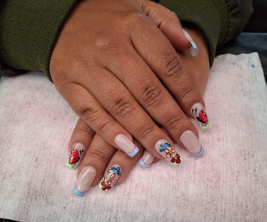 Uñas acrílicas con decoración de rosas