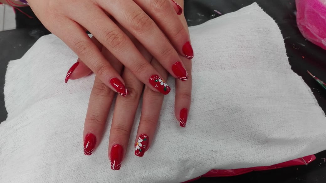 Nail art de mármol en blanco y negro